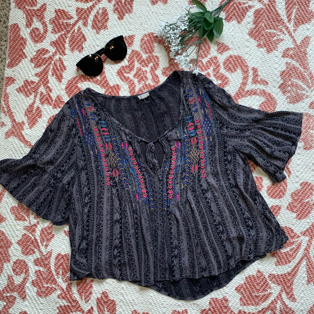 Flowy top with pattern and color pop